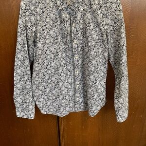 Gap boyfriend fit, black and white floral blouse extra small, as worn by Kate.